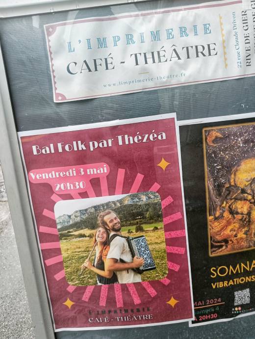 Affiche de Thézéa devant l'Imprimerie Café-Théâtre à Rive-de-Gier pour un bal folk dans la Loire.